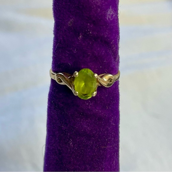 10K Gold and Peridot Ring - Picture 2 of 9